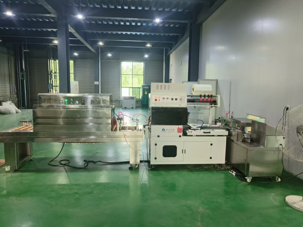 全自動調(diào)味粉玻璃瓶整列套膜收縮包裝機工作原理