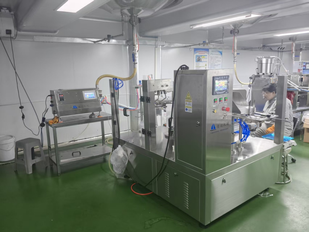 全自動(dòng)醬料火鍋底料給袋式包裝機(jī)采用氣動(dòng)升降式灌裝的優(yōu)勢(shì)